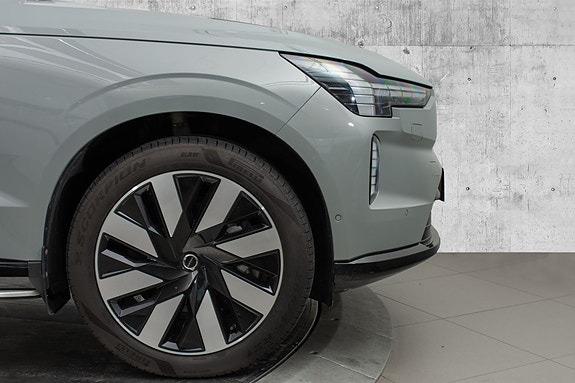Volvo EX90 8 of 27