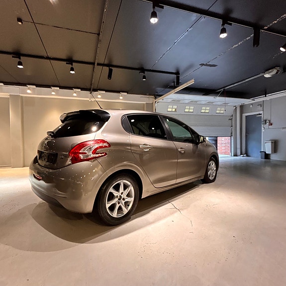Peugeot 208 3 of 19