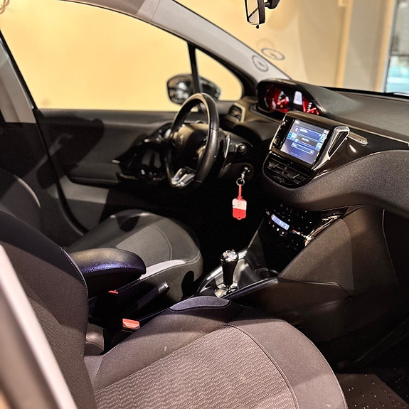 Peugeot 208 15 of 19