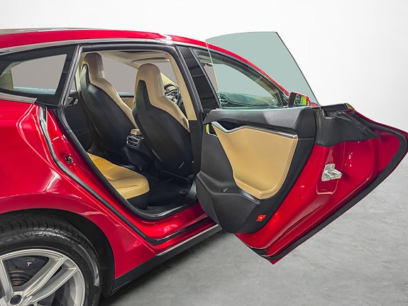 Tesla Model S 18 of 23