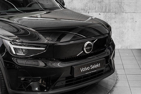 Volvo XC40 2 of 29