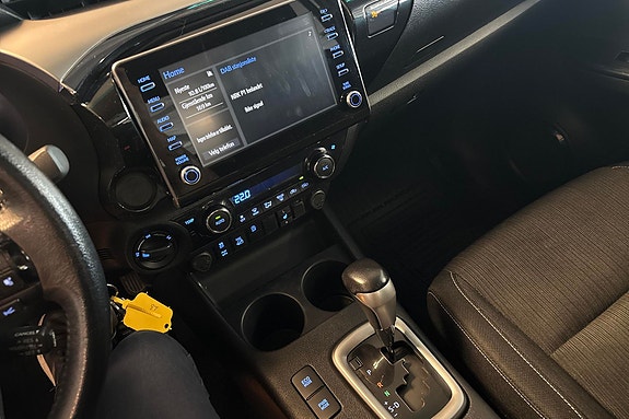 Toyota HiLux 13 of 17