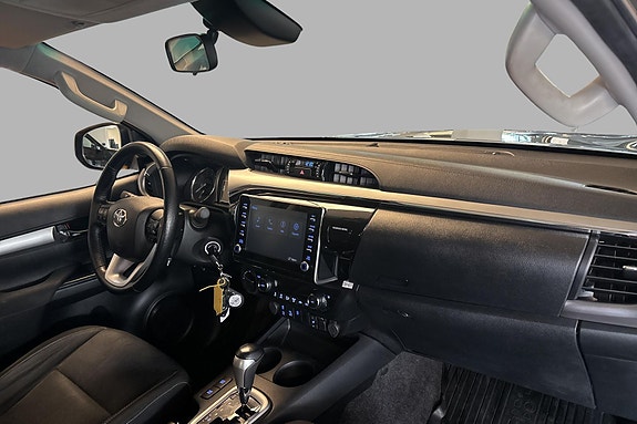 Toyota HiLux 11 of 17