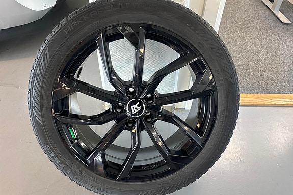Mercedes-Benz EQC400 26 of 27