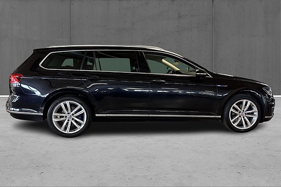 Volkswagen Passat 3 of 25