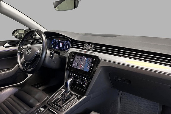 Volkswagen Passat 10 of 25