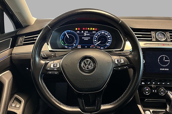 Volkswagen Passat 12 of 25