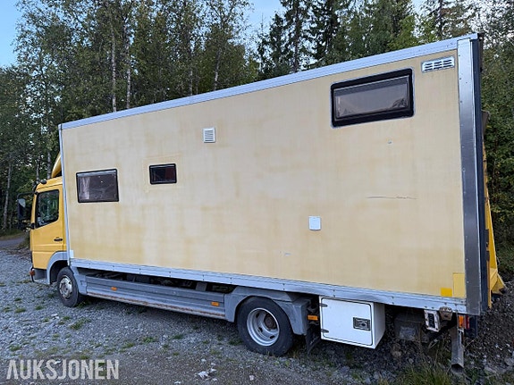Mercedes-Benz 818/42AT 10 of 30
