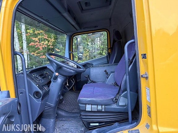 Mercedes-Benz 818/42AT 23 of 30