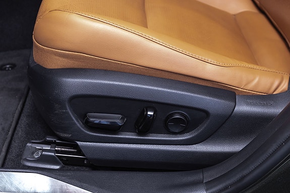Lexus UX300e 20 of 25