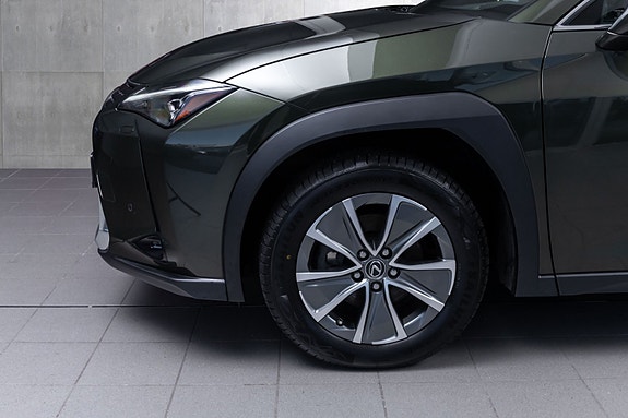 Lexus UX300e 2 of 25