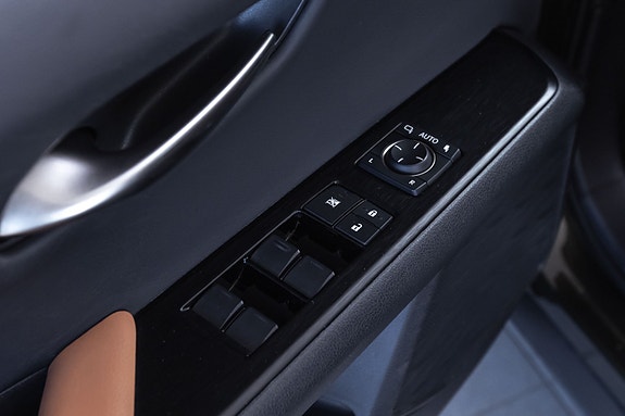 Lexus UX300e 18 of 25