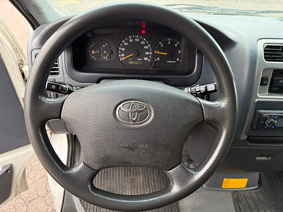 Toyota HiAce 9 of 14