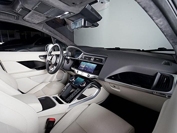 Jaguar I-PACE 26 of 30