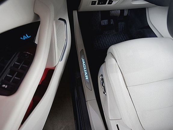 Jaguar I-PACE 27 of 30
