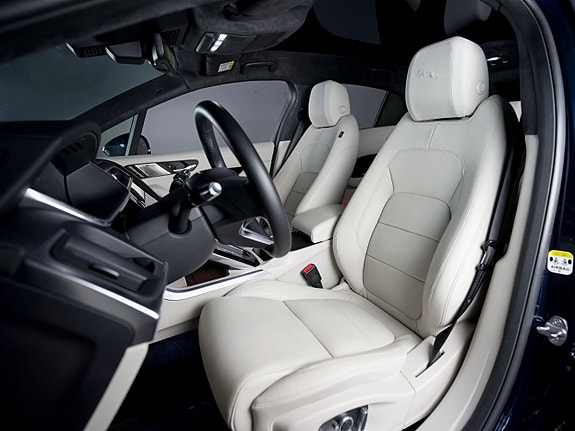 Jaguar I-PACE 12 of 30