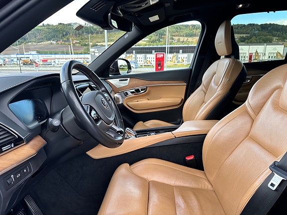 Volvo XC90 10 of 30