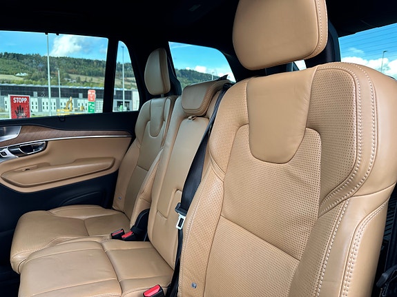 Volvo XC90 24 of 30