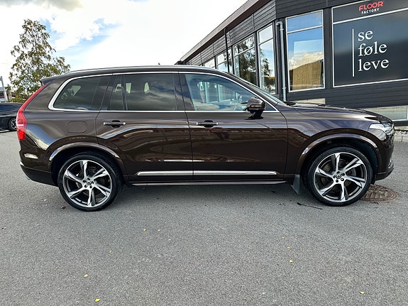 Volvo XC90 2 of 30