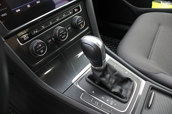 Volkswagen Golf VII 25 of 30