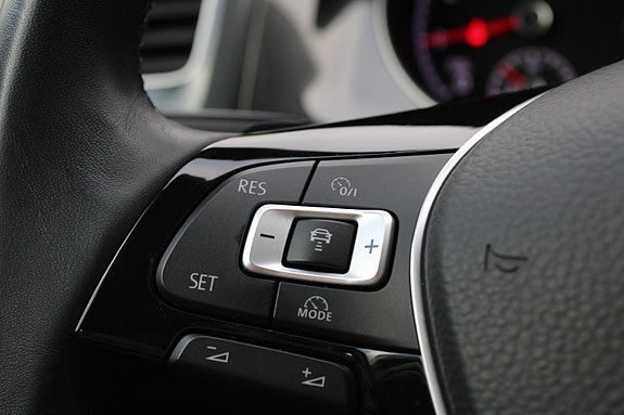 Volkswagen Golf VII 27 of 30