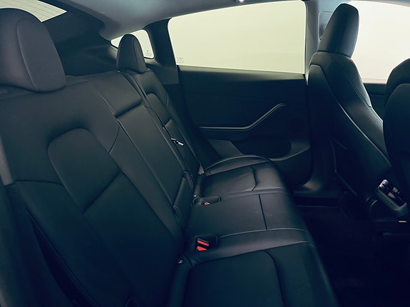 Tesla Model Y 21 of 24