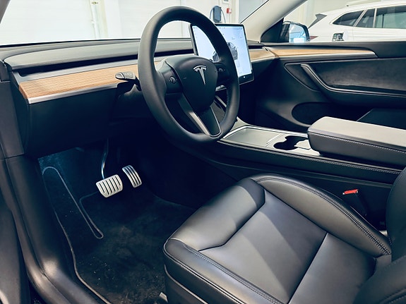 Tesla Model Y 12 of 24