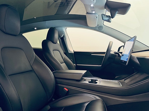 Tesla Model Y 9 of 24