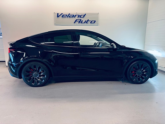 Tesla Model Y 6 of 24