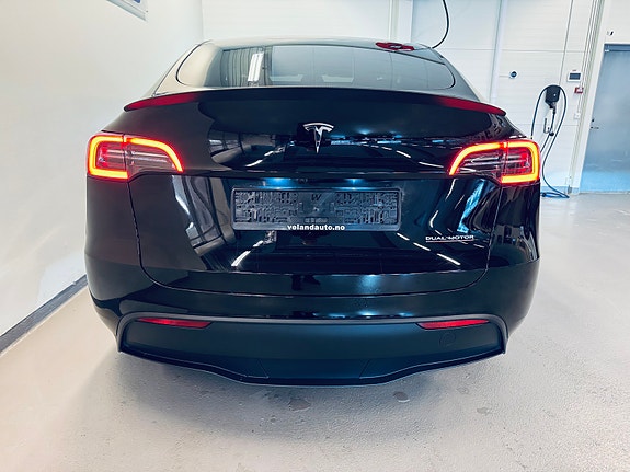 Tesla Model Y 8 of 24