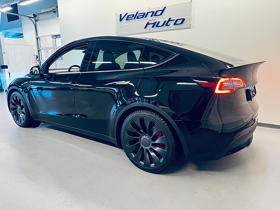 Tesla Model Y 4 of 24
