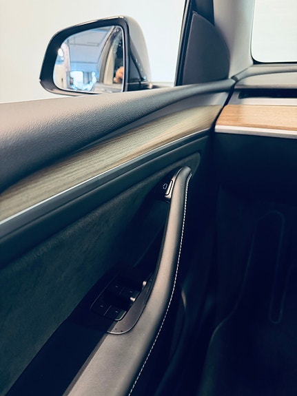 Tesla Model Y 20 of 24
