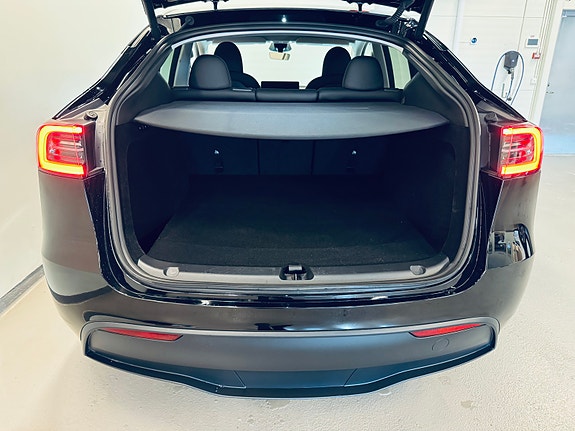 Tesla Model Y 23 of 24