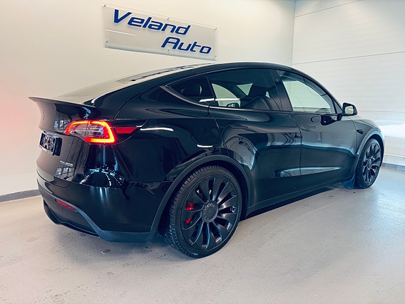 Tesla Model Y 7 of 24