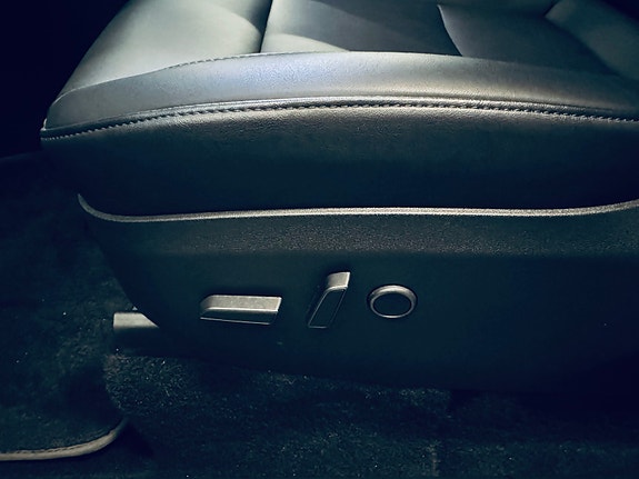Tesla Model Y 18 of 24