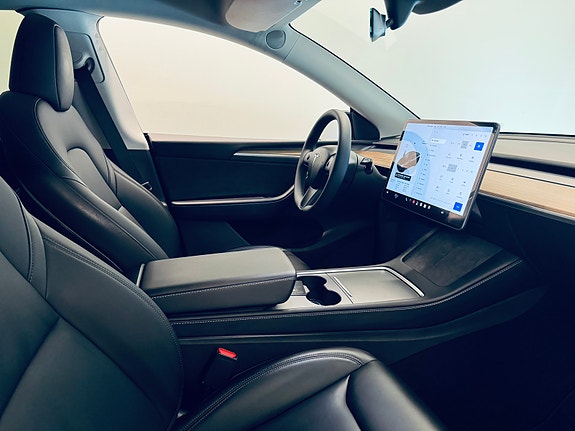 Tesla Model Y 10 of 24