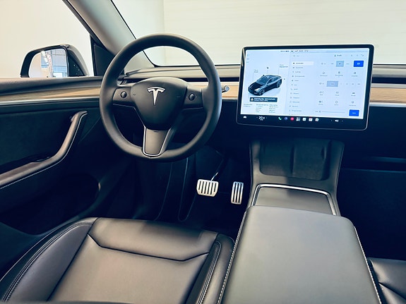 Tesla Model Y 11 of 24