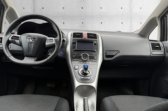 Toyota Auris 8 of 16