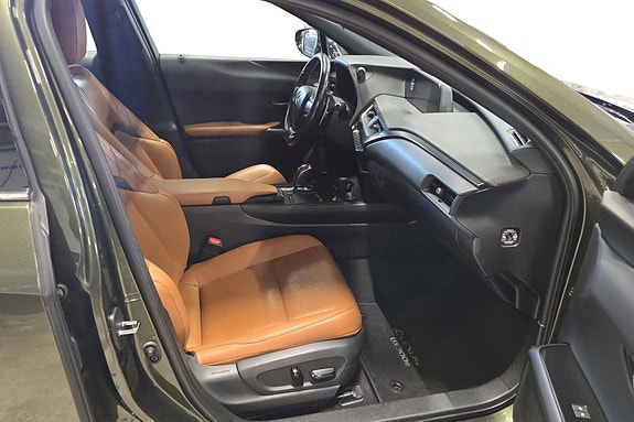 Lexus UX300e 23 of 25