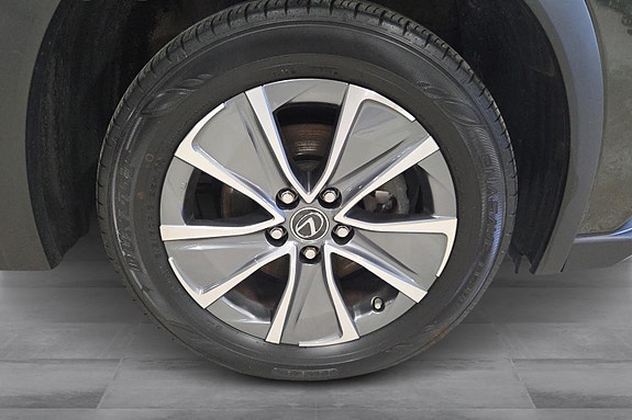 Lexus UX300e 24 of 25