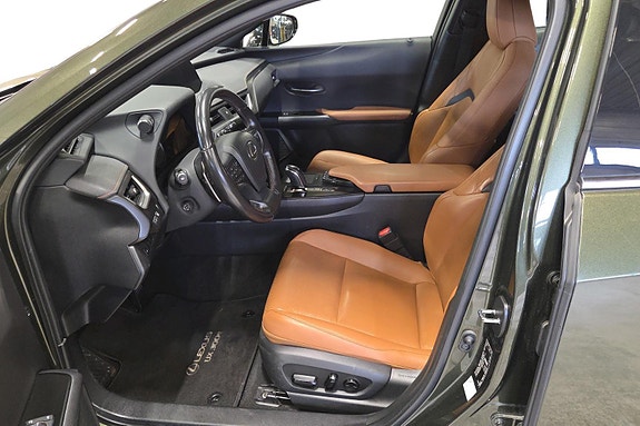 Lexus UX300e 8 of 25