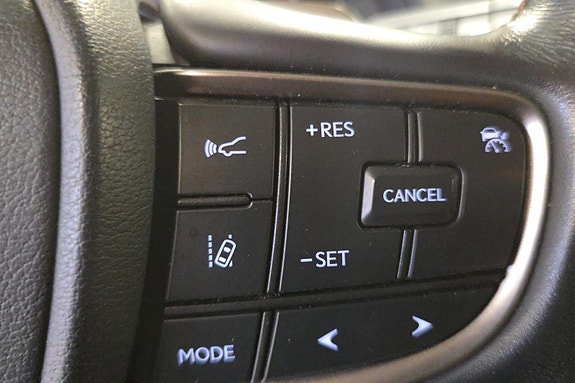 Lexus UX300e 16 of 25