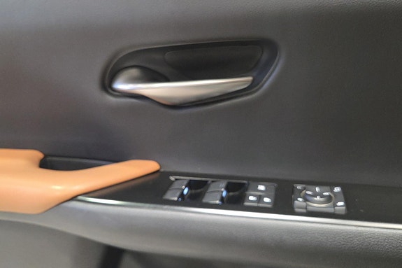 Lexus UX300e 17 of 25