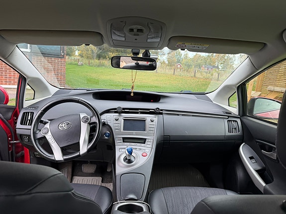 Toyota Prius 3 of 4