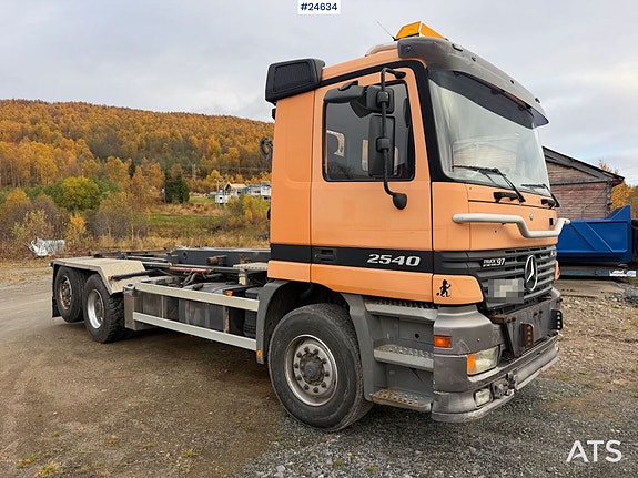 Mercedes-Benz Actros 2540 6x2 krokbil m/ 17T krok og brøyterigget. SE VIDEO 4 of 30
