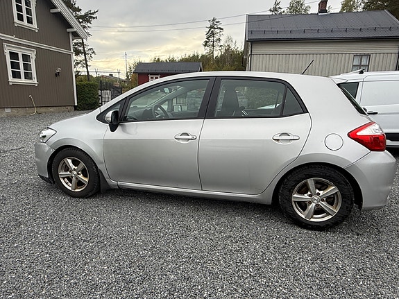 Toyota Auris 2 of 9