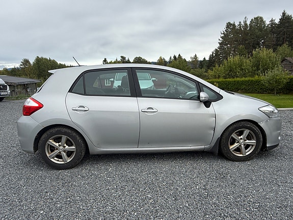 Toyota Auris 5 of 9