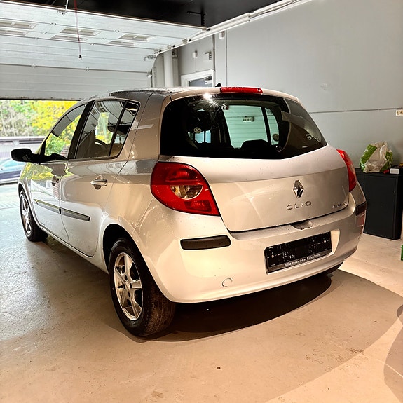 Renault Clio 2 of 8