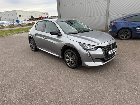 Peugeot e-208 3 of 24