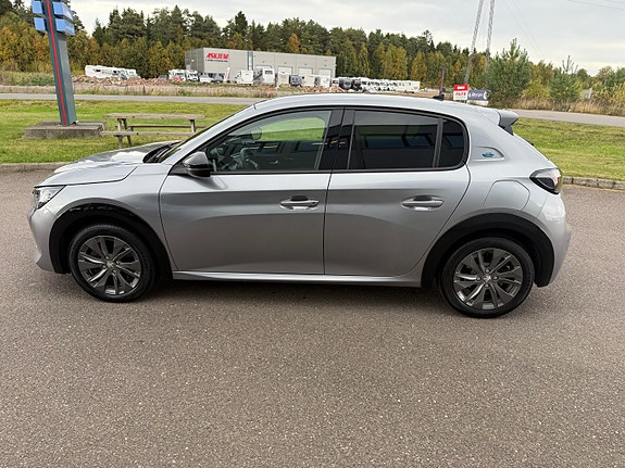 Peugeot e-208 8 of 24